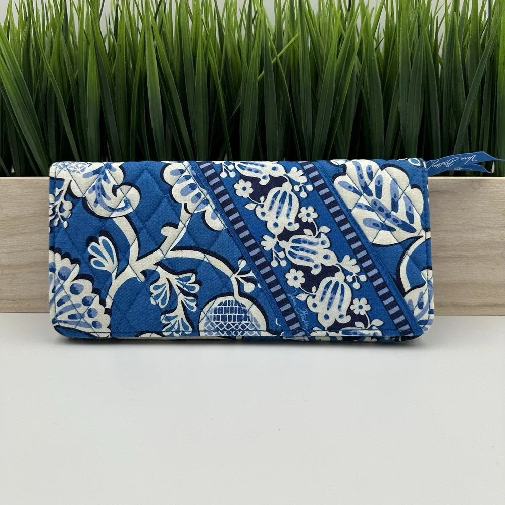 Vera Bradley Blue Lagoon Magnetic Travel Wallet Passport Boarding Pass‎